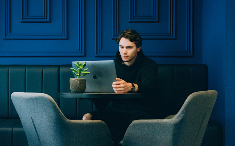 O paradoxo das telas: por que as marcas estão incentivando você a ficar menos online